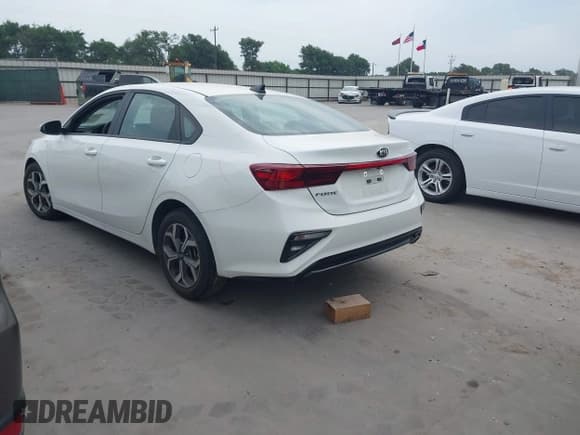 ✅ 2021 Kia Forte LXS • VIN: 3KPF24AD1ME361778 • Lot: 42275086. Wystawiony na IAAI z przebiegiem 13 472 mil. Bezpłatny archiwum sprzedaży aukcyjnych z USA i szczegółowy raport historii pojazdu na DreamBid. Zdjęcie 3.