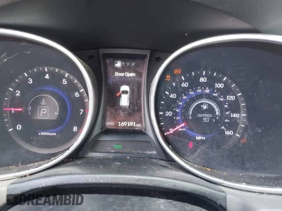 2016 Hyundai Santa Fe z VIN 5XYZUDLB8GG311292, wystawiony jako IAAI lot #43247809 z przebiegiem 169 191 mil mil oraz . Historia ofert i sprzedaży dostępna na DreamBid. Obrazek 7.