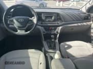 ✅ 2017 Hyundai Elantra SE • VIN: 5NPD74LF2HH184229 • Lot: 92472945. Wystawiony na Copart z przebiegiem 188 590 mil. Bezpłatny archiwum sprzedaży aukcyjnych z USA i szczegółowy raport historii pojazdu na DreamBid. Zdjęcie 9.