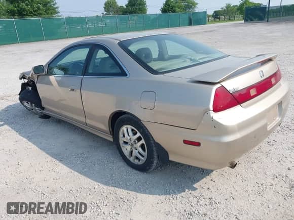 2001 Honda Accord EX z VIN 1HGCG225X1A004860, wystawiony jako IAAI lot #42405570 z przebiegiem 301 270 mil mil oraz . Historia ofert i sprzedaży dostępna na DreamBid. Obrazek 3.