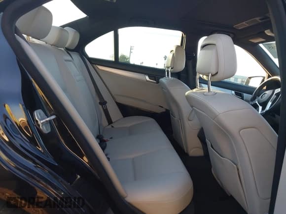 ✅ 2014 Mercedes-Benz C 250 Sport • VIN: WDDGF4HB7EA946274 • Лот: 43928785. Опубликован ранее на IAAI с пробегом 213 127 миль. Бесплатный доступ к архиву аукционных продаж из США и подробный отчёт об истории автомобиля на DreamBid. Изображение 8.