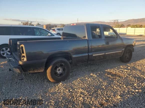 ✅ 2004 Chevrolet Silverado 1500 LS • VIN: 2GCEC19T441221823 • Lot: 90898935. Wystawiony na Copart z przebiegiem 241 158 mil. Bezpłatny archiwum sprzedaży aukcyjnych z USA i szczegółowy raport historii pojazdu na DreamBid. Zdjęcie 3.