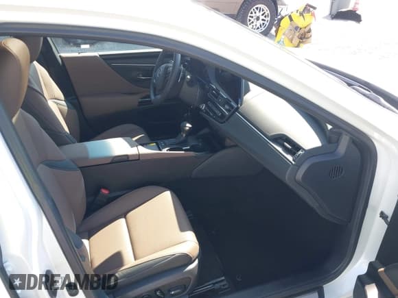 ✅ 2025 Lexus ES 300h • VIN: 58ADA1C14SU065278 • Lot: 42659457. Wystawiony na IAAI z przebiegiem 8 501 mil. Bezpłatny archiwum sprzedaży aukcyjnych z USA i szczegółowy raport historii pojazdu na DreamBid. Zdjęcie 5.