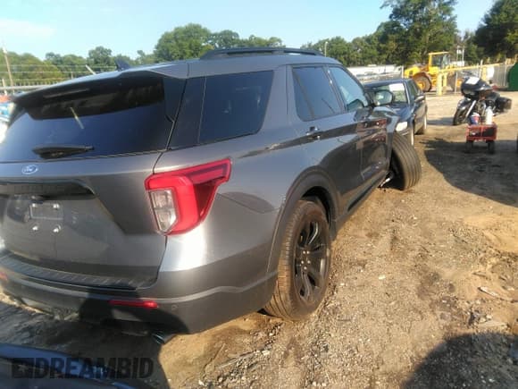 ✅ 2023 Ford Explorer ST-Line • VIN: 1FMSK7KH6PGB21921 • Lot: 42591112. Wystawiony na IAAI z przebiegiem 17 642 mil. Bezpłatny archiwum sprzedaży aukcyjnych z USA i szczegółowy raport historii pojazdu na DreamBid. Zdjęcie 4.