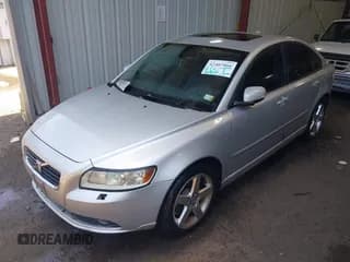 ✅ 2008 Volvo S40 2.4L • VIN: YV1MS382282382965 • Lot: 42407066. Wystawiony na IAAI z przebiegiem 194 377 mil. Bezpłatny archiwum sprzedaży aukcyjnych z USA i szczegółowy raport historii pojazdu na DreamBid. Zdjęcie 2.