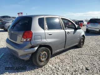 2006 Chevrolet Aveo LS z VIN KL1TD66646B526653, wystawiony jako Copart lot #84706574 z przebiegiem 102 701 mil mil oraz Szkoda całkowita • Salvage title. Historia ofert i sprzedaży dostępna na DreamBid. Obrazek 3.