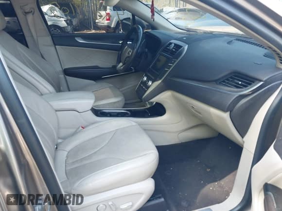 ✅ 2019 Lincoln MKC Reserve • VIN: 5LMCJ3D93KUL53163 • Lot: 42097105. Wystawiony na IAAI z przebiegiem 71 066 mil. Bezpłatny archiwum sprzedaży aukcyjnych z USA i szczegółowy raport historii pojazdu na DreamBid. Zdjęcie 5.