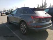 ✅ 2021 Audi e-tron Premium Plus • VIN: WA1LAAGE4MB027773 • Lot: 50399543. Wystawiony na Copart z przebiegiem 22 734 mil. Bezpłatny archiwum sprzedaży aukcyjnych z USA i szczegółowy raport historii pojazdu na DreamBid. Zdjęcie 2.