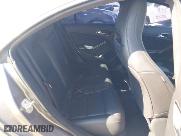 ✅ 2015 Mercedes-Benz CLA 250 • VIN: WDDSJ4EB5FN187406 • Lot: 43411392. Wystawiony na IAAI z przebiegiem 166 960 mil. Bezpłatny archiwum sprzedaży aukcyjnych z USA i szczegółowy raport historii pojazdu na DreamBid. Zdjęcie 8.