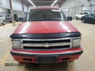 1995 Chevrolet Blazer z VIN 1GNDT13W2SK212802, wystawiony jako Copart lot #84792554 z przebiegiem 186 206 mil mil oraz Szkoda całkowita • Salvage title. Historia ofert i sprzedaży dostępna na DreamBid. Obrazek 5.