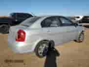 2008 Hyundai Accent GLS z VIN KMHCN46C28U241579, wystawiony jako Copart lot #76627124 z przebiegiem 104 305 mil mil oraz Szkoda całkowita • Salvage title. Historia ofert i sprzedaży dostępna na DreamBid. Obrazek 3.