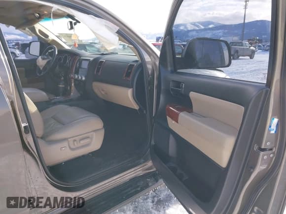 ✅ 2012 Toyota Sequoia SR5 • VIN: 5TDBY5G11CS071643 • Лот: 41548352. Опубликован ранее на IAAI с пробегом 175 509 миль. Бесплатный доступ к архиву аукционных продаж из США и подробный отчёт об истории автомобиля на DreamBid. Изображение 5.