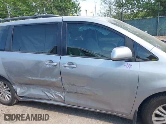 ✅ 2017 Toyota Sienna XLE Auto Access Seat • VIN: 5TDYZ3DC5HS809534 • Lot: 41931204. Listed on IAAI with 132,288 mi. Free auction sales archive from the USA and detailed vehicle history report at DreamBid. Image 14.