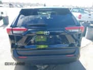 ✅ 2021 Toyota RAV4 LE • VIN: JTMH1RFV7MD070519 • Lot: 43740883. Wystawiony na IAAI z przebiegiem 51 471 mil. Bezpłatny archiwum sprzedaży aukcyjnych z USA i szczegółowy raport historii pojazdu na DreamBid. Zdjęcie 16.