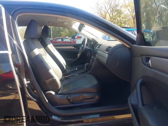 ✅ 2015 Volkswagen Passat SE • VIN: 1VWBT7A3XFC030953 • Lot: 43565945. Listed on IAAI with 114,750 mi. Free auction sales archive from the USA and detailed vehicle history report at DreamBid. Image 5.