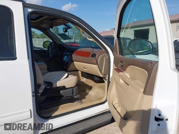 ✅ 2014 Chevrolet Suburban LT • VIN: 1GNSKJE7XER207987 • Lot: 43375552. Listed on IAAI with 146,389 mi. Free auction sales archive from the USA and detailed vehicle history report at DreamBid. Image 5.