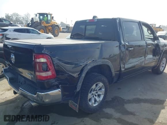 ✅ 2019 Ram 1500 Laramie • VIN: 1C6SRFJT9KN505798 • Lot: 43608056. Wystawiony na IAAI z przebiegiem 121 036 mil. Bezpłatny archiwum sprzedaży aukcyjnych z USA i szczegółowy raport historii pojazdu na DreamBid. Zdjęcie 4.