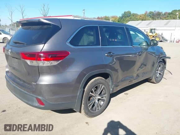 ✅ 2018 Toyota Highlander LE Plus • VIN: 5TDBZRFH3JS498564 • Lot: 43467595. Wystawiony na IAAI z przebiegiem 263 127 mil. Bezpłatny archiwum sprzedaży aukcyjnych z USA i szczegółowy raport historii pojazdu na DreamBid. Zdjęcie 4.