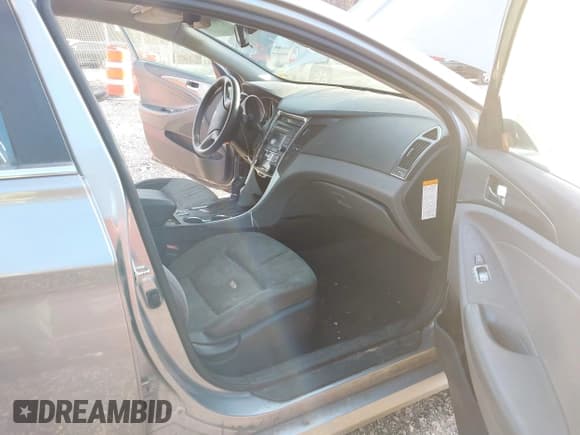 ✅ 2015 Hyundai Sonata • VIN: KMHEC4A46FA137206 • Lot: 43632486. Wystawiony na IAAI z przebiegiem 268 869 mil. Bezpłatny archiwum sprzedaży aukcyjnych z USA i szczegółowy raport historii pojazdu na DreamBid. Zdjęcie 5.