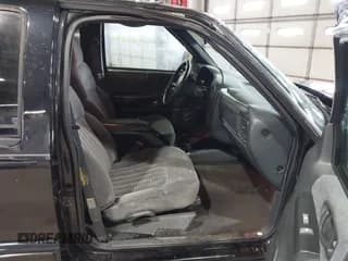 ✅ 2002 Chevrolet Blazer LS • VIN: 1GNDT13W72K232625 • Lot: 41551854. Wystawiony na IAAI z przebiegiem 123 498 mil. Bezpłatny archiwum sprzedaży aukcyjnych z USA i szczegółowy raport historii pojazdu na DreamBid. Zdjęcie 5.