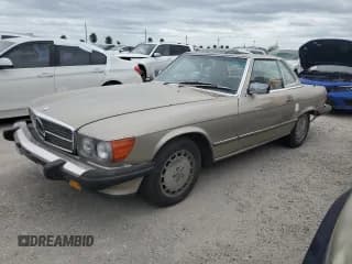✅ 1988 Mercedes-Benz 560 SL • VIN: WDBBA48D2JA082358 • Лот: 76776024. Опубликован ранее на Copart с пробегом 105 148 миль. Бесплатный доступ к архиву аукционных продаж из США и подробный отчёт об истории автомобиля на DreamBid. Изображение 1.