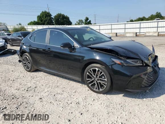 2025 Toyota Camry LE z VIN 4T1DAACK5SU516556, wystawiony jako Copart lot #80105745 z przebiegiem 98 024 mil mil oraz Szkoda całkowita • Salvage title. Historia ofert i sprzedaży dostępna na DreamBid. Obrazek 4.