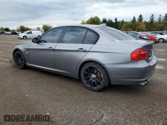 2011 BMW 3 Series z VIN WBAPG7G58BNN18042, wystawiony jako Copart lot #83788495 z przebiegiem 251 963 mil mil oraz Szkoda całkowita • Salvage title. Historia ofert i sprzedaży dostępna na DreamBid. Obrazek 2.