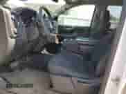 2021 Chevrolet Silverado 1500 Custom z VIN 1GCRYBEHXMZ115135, wystawiony jako Copart lot #54670185 z przebiegiem 32 849 mil mil oraz Szkoda całkowita • Salvage title. Historia ofert i sprzedaży dostępna na DreamBid. Obrazek 7.