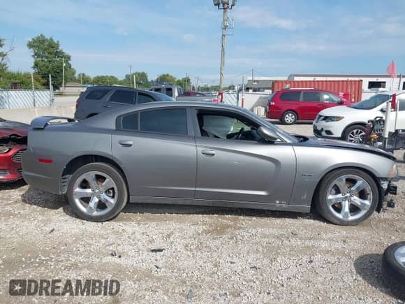 2012 Dodge Charger RT Plus z VIN 2C3CDXCT7CH225584, wystawiony jako IAAI lot #43276852 z przebiegiem 193 535 mil mil oraz . Historia ofert i sprzedaży dostępna na DreamBid. Obrazek 14.