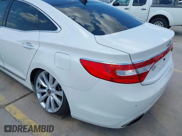 ✅ 2014 Hyundai Azera Limited • VIN: KMHFH4JG1EA379285 • Lot: 42897559. Listed on IAAI with 66,862 mi. Free auction sales archive from the USA and detailed vehicle history report at DreamBid. Image 17.