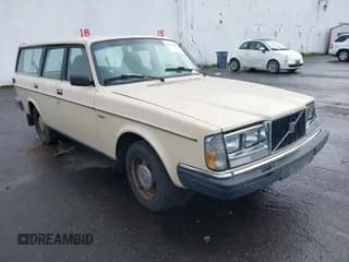 ✅ 1983 Volvo 240 DL • VIN: YV1AX8855D1498415 • Лот: 41965083. Опубликован ранее на IAAI с пробегом 312 606 миль. Бесплатный доступ к архиву аукционных продаж из США и подробный отчёт об истории автомобиля на DreamBid. Изображение 1.