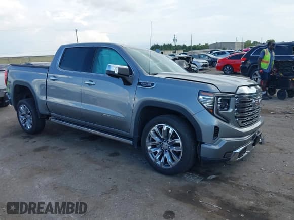 ✅ 2024 GMC Sierra 1500 Denali • VIN: 3GTUUGED3RG335563 • Лот: 43300407. Опубликован ранее на IAAI с пробегом 17 553 миль. Бесплатный доступ к архиву аукционных продаж из США и подробный отчёт об истории автомобиля на DreamBid. Изображение 1.