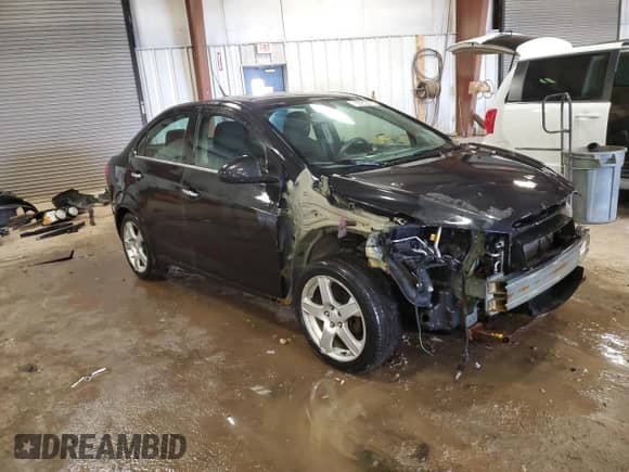 2014 Chevrolet Sonic LT z VIN 1G1JC5EH0E4180645, wystawiony jako Copart lot #50252275 z przebiegiem 152 471 mil mil oraz Czysty tytuł • Clean title. Historia ofert i sprzedaży dostępna na DreamBid. Obrazek 4.