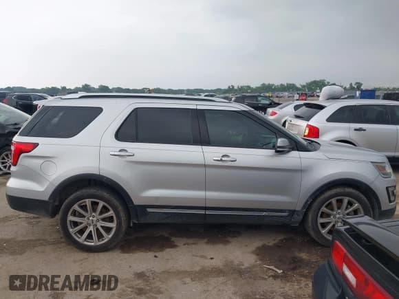 ✅ 2016 Ford Explorer Limited • VIN: 1FM5K7F8XGGD03225 • Lot: 42282703. Wystawiony na IAAI z przebiegiem 121 637 mil. Bezpłatny archiwum sprzedaży aukcyjnych z USA i szczegółowy raport historii pojazdu na DreamBid. Zdjęcie 13.