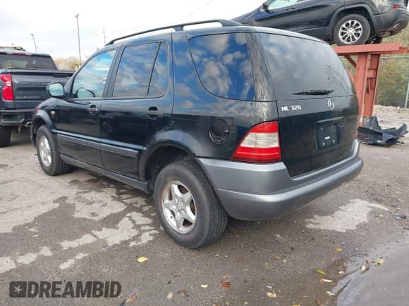 ✅ 1999 Mercedes-Benz M 320/430/500 • VIN: 4JGAB54E2XA099969 • Lot: 43578122. Listed on IAAI with 201,058 mi. Free auction sales archive from the USA and detailed vehicle history report at DreamBid. Image 3.