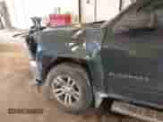 2018 Chevrolet Silverado 1500 LT z VIN 3GCUKREC0JG519095, wystawiony jako IAAI lot #43271594 z przebiegiem 108 548 mil mil oraz . Historia ofert i sprzedaży dostępna na DreamBid. Obrazek 6.