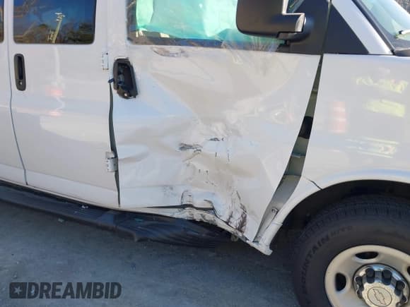 ✅ 2020 Chevrolet Express Passenger LT • VIN: 1GAZGPFG4L1209801 • Lot: 40992985. Listed on IAAI with 96,647 mi. Free auction sales archive from the USA and detailed vehicle history report at DreamBid. Image 6.