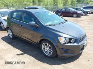 2015 Chevrolet Sonic LT z VIN 1G1JC6SB3F4108765, wystawiony jako IAAI lot #42570077 z przebiegiem 67 888 mil mil oraz . Historia ofert i sprzedaży dostępna na DreamBid. Obrazek 1.