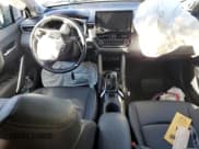 ✅ 2022 Toyota Corolla Cross XLE • VIN: 7MUDAABG2NV009288 • Lot: 82451245. Wystawiony na Copart z przebiegiem Nie podano. Bezpłatny archiwum sprzedaży aukcyjnych z USA i szczegółowy raport historii pojazdu na DreamBid. Zdjęcie 8.