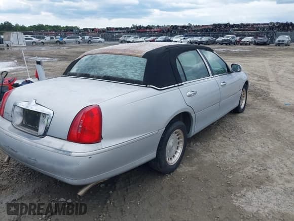 ✅ 1998 Lincoln Town Car Signature • VIN: 1LNFM82WXWY659028 • Lot: 42265774. Listed on IAAI with 164,400 mi. Free auction sales archive from the USA and detailed vehicle history report at DreamBid. Image 4.