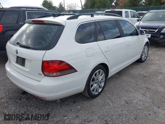 ✅ 2013 Volkswagen Jetta TDI w/Sunroof & Nav • VIN: 3VWPL7AJXDM682682 • Лот: 43670687. Опубликован ранее на IAAI с пробегом 208 722 миль. Бесплатный доступ к архиву аукционных продаж из США и подробный отчёт об истории автомобиля на DreamBid. Изображение 4.