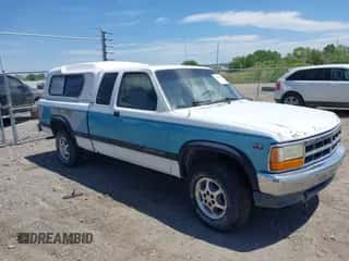 1996 Dodge Dakota z VIN 1B7GG23X5TS523974, wystawiony jako IAAI lot #42430916 z przebiegiem 189 216 mil mil oraz . Historia ofert i sprzedaży dostępna na DreamBid. Obrazek 1.