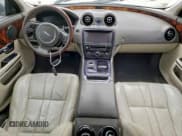 ✅ 2012 Jaguar XJ • VIN: SAJWA1CB5CLV23772 • Lot: 96022505. Wystawiony na Copart z przebiegiem Nie podano. Bezpłatny archiwum sprzedaży aukcyjnych z USA i szczegółowy raport historii pojazdu na DreamBid. Zdjęcie 8.