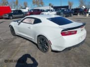 ✅ 2018 Chevrolet Camaro 2LT • VIN: 1G1FC1RS3J0100020 • Lot: 43542674. Wystawiony na IAAI z przebiegiem 89 998 mil. Bezpłatny archiwum sprzedaży aukcyjnych z USA i szczegółowy raport historii pojazdu na DreamBid. Zdjęcie 3.