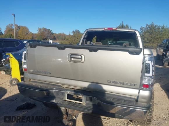 ✅ 2003 Chevrolet Silverado 2500HD LS • VIN: 1GCHK29UX3E134651 • Lot: 43636474. Wystawiony na IAAI z przebiegiem 209 510 mil. Bezpłatny archiwum sprzedaży aukcyjnych z USA i szczegółowy raport historii pojazdu na DreamBid. Zdjęcie 16.