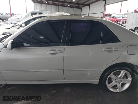 ✅ 2001 Lexus IS 300/350 • VIN: JTHBD182510011973 • Lot: 43040080. Listed on IAAI with 270,557 mi. Free auction sales archive from the USA and detailed vehicle history report at DreamBid. Image 15.
