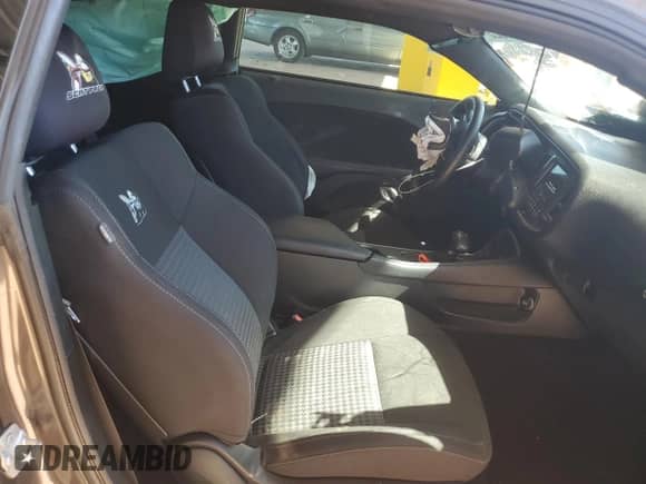 2022 Dodge Challenger R/T Scat Pack z VIN 2C3CDZFJ1NH215058, wystawiony jako Copart lot #84061825 z przebiegiem 34 788 mil mil oraz Szkoda całkowita • Salvage title. Historia ofert i sprzedaży dostępna na DreamBid. Obrazek 10.