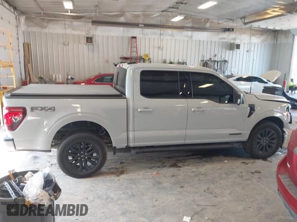✅ 2024 Ford F-150 XLT • VIN: 1FTFW3LD3RFB98897 • Lot: 43234632. Wystawiony na IAAI z przebiegiem 14 362 mil. Bezpłatny archiwum sprzedaży aukcyjnych z USA i szczegółowy raport historii pojazdu na DreamBid. Zdjęcie 13.