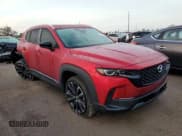 ✅ 2023 Mazda CX-50 S Premium Plus • VIN: 7MMVABEM3PN103159 • Лот: 73447152. Опубликован ранее на Copart с пробегом 9 459 миль. Бесплатный доступ к архиву аукционных продаж из США и подробный отчёт об истории автомобиля на DreamBid. Изображение 4.