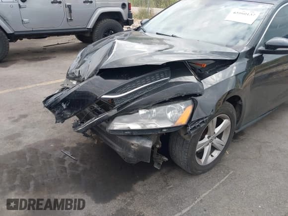 ✅ 2012 Volkswagen Passat SE • VIN: 1VWBP7A34CC041592 • Lot: 43060137. Wystawiony na IAAI z przebiegiem 132 090 mil. Bezpłatny archiwum sprzedaży aukcyjnych z USA i szczegółowy raport historii pojazdu na DreamBid. Zdjęcie 6.